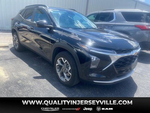 Used 2025 Chevrolet Trax LT FWD image 1
