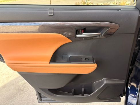 Used 2024 Toyota Highlander Platinum image 30