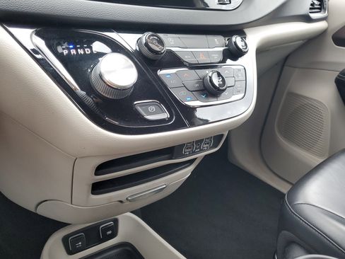 Used 2021 Chrysler Voyager Lxi image 27