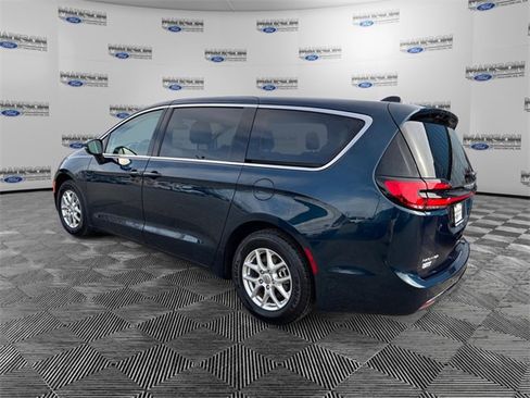 Used 2023 Chrysler Pacifica Touring-L image 3