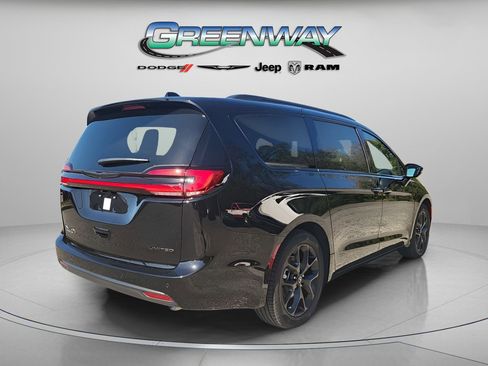 New 2026 Chrysler Pacifica Limited image 3