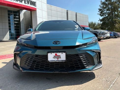 Used 2025 Toyota Camry SE w/ Convenience Package FWD image 3