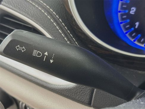 Used 2023 Chrysler Pacifica Limited FWD image 6