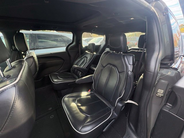 Used 2025 Chrysler Pacifica Limited FWD image 1