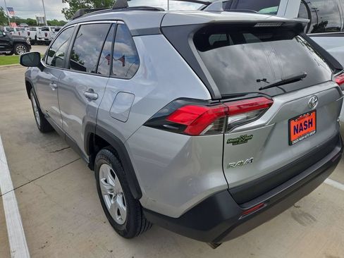 Used 2019 Toyota RAV4 XLE FWD image 3