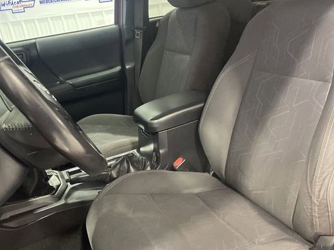 Used 2016 Toyota Tacoma TRD Off-Road image 15