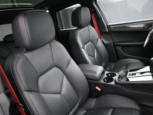 Certified 2023 Porsche Macan S AWD/4WD image 31
