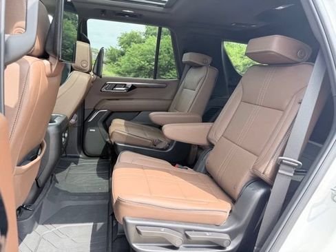 Used 2025 Chevrolet Tahoe High Country AWD/4WD image 17