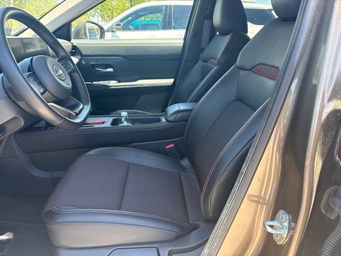 Used 2025 Nissan Kicks SR AWD/4WD image 7