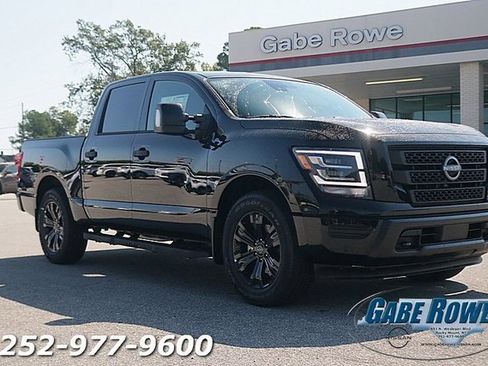 Used 2024 Nissan Titan SV w/ SV Convenience Package image 1