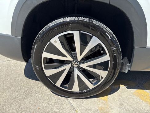 Used 2024 Volkswagen Taos SE image 18