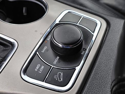 Used 2020 Jeep Grand Cherokee Limited AWD/4WD image 24