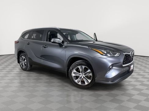 Used 2024 Toyota Highlander XLE image 1