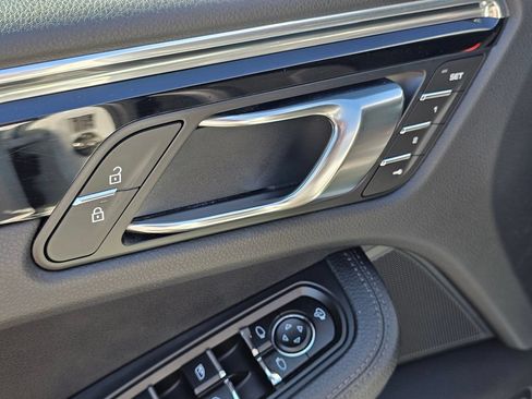 Used 2025 Porsche Macan AWD/4WD image 23