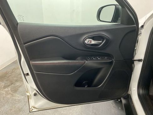 Used 2019 Jeep Cherokee Trailhawk w/ Comfort & Convenience Group image 24