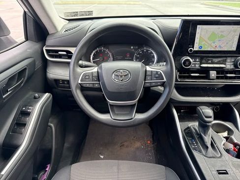 Used 2023 Toyota Highlander L FWD image 12