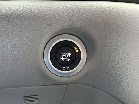 Used 2024 Chrysler Pacifica Touring-L image 28