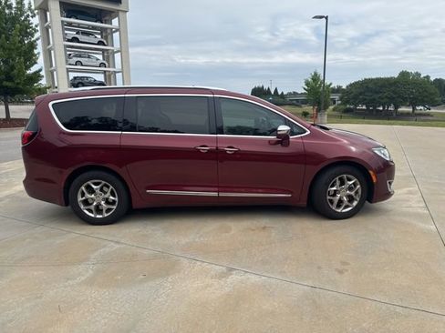 Used 2017 Chrysler Pacifica Limited FWD image 7