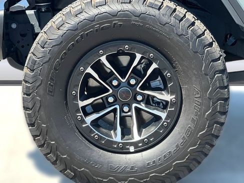 Used 2025 Jeep Wrangler Unlimited Rubicon AWD/4WD image 12