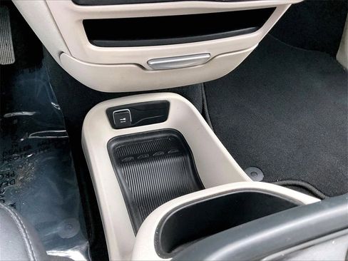 Used 2024 Chrysler Pacifica Touring-L image 31