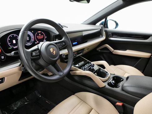 Certified 2025 Porsche Cayenne Coupe image 4