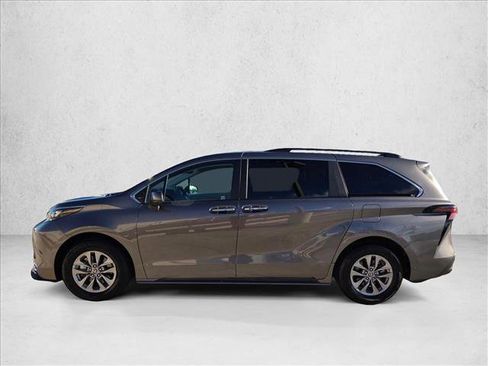 Used 2024 Toyota Sienna XLE image 9