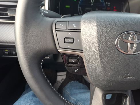 Used 2025 Toyota Camry SE image 21