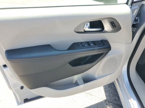 Used 2023 Chrysler Pacifica Touring-L FWD image 8