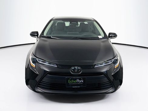 Used 2025 Toyota Corolla LE FWD image 2