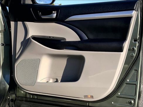 Used 2018 Toyota Highlander XLE image 21