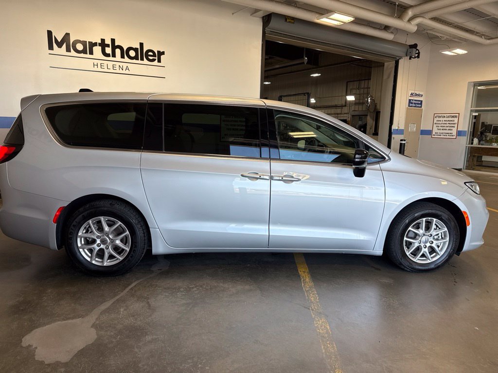 Used 2024 Chrysler Pacifica Touring-L FWD image 8