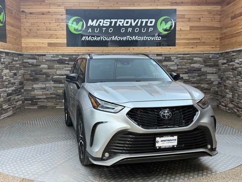 Used 2022 Toyota Highlander XSE AWD/4WD image 2