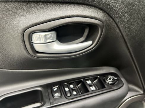 Used 2023 Jeep Renegade Latitude w/ Premium Group AWD/4WD image 13