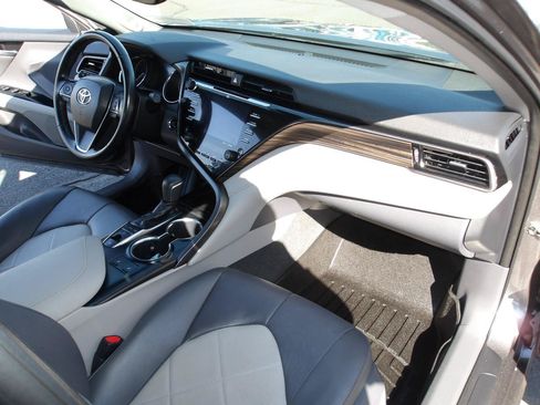 Used 2019 Toyota Camry XLE w/ Navigation Package FWD image 12