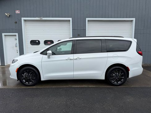 Used 2021 Chrysler Pacifica Limited w/ S Appearance Package AWD/4WD image 7