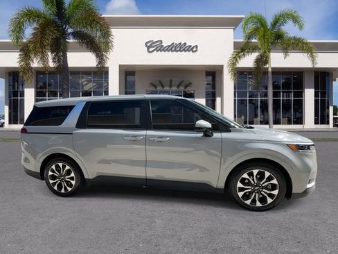 Used 2024 Kia Carnival EX image 17