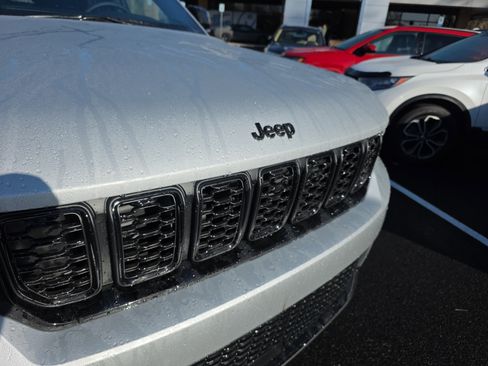 New 2025 Jeep Grand Cherokee Altitude image 25