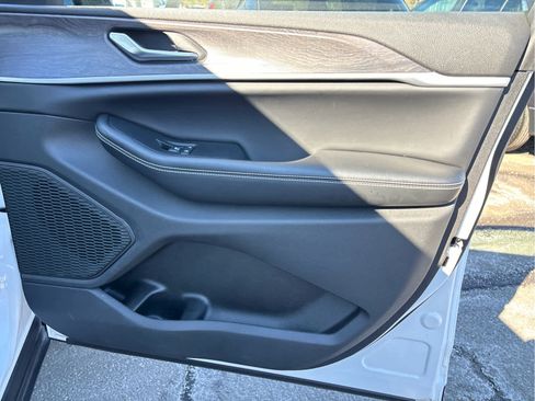 Used 2023 Jeep Grand Cherokee Limited image 27