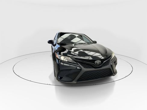 Used 2019 Toyota Camry SE FWD image 3