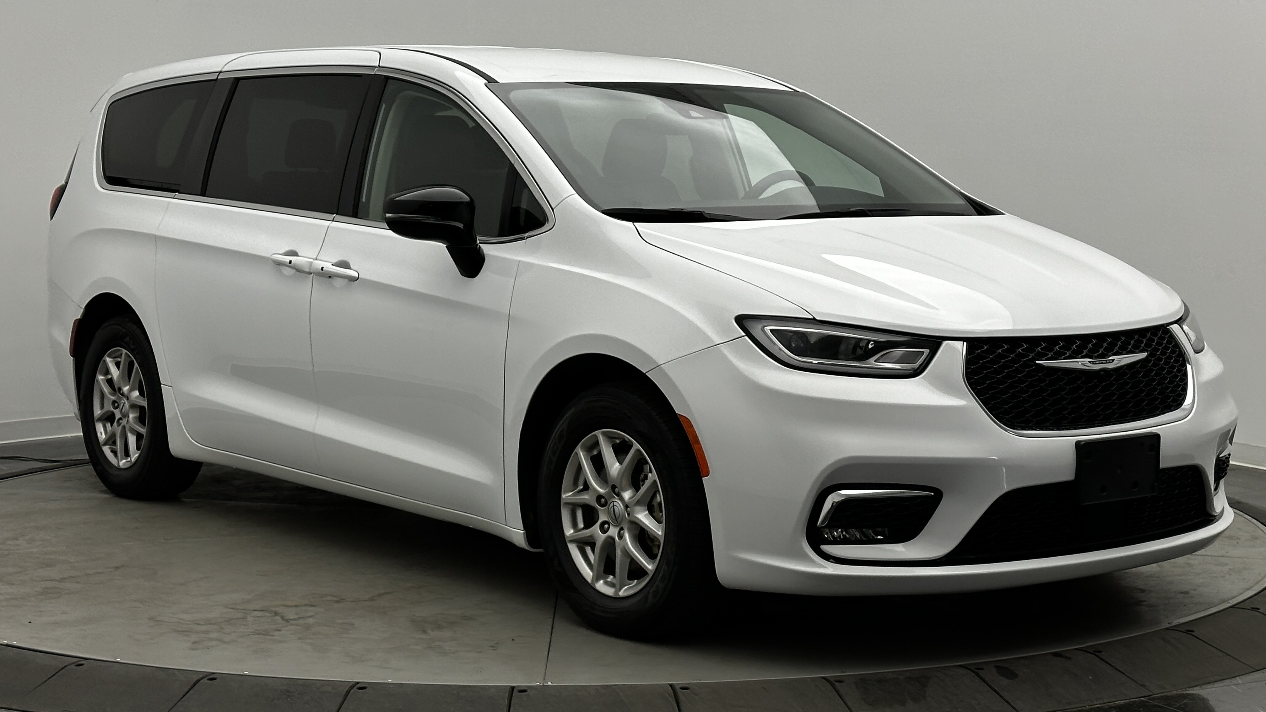 Used 2024 Chrysler Pacifica Touring-L FWD image 3