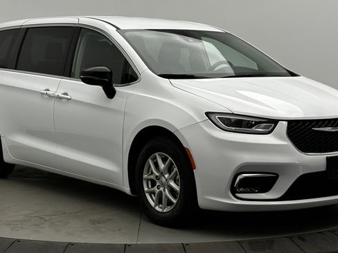 Used 2024 Chrysler Pacifica Touring-L image 3