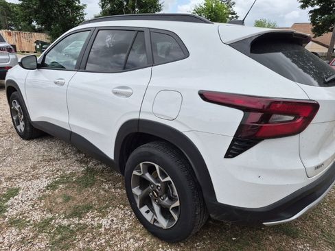 Used 2025 Chevrolet Trax LT w/ LT Convenience Package image 2