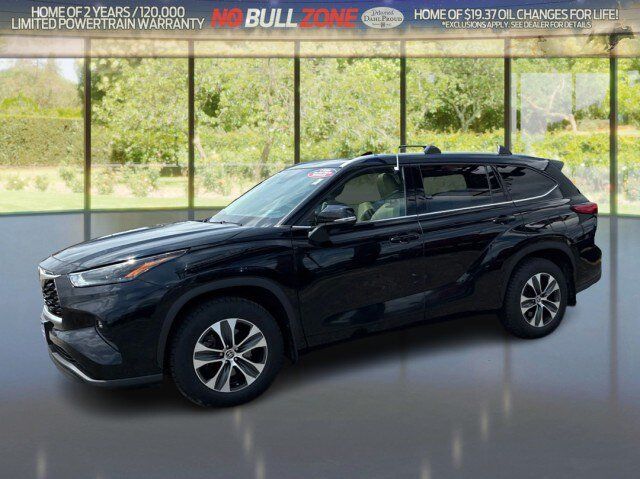 Used 2022 Toyota Highlander XLE AWD/4WD image 1
