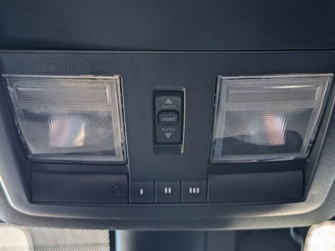 Used 2015 Dodge Challenger SXT w/ Driver Convenience Group image 35