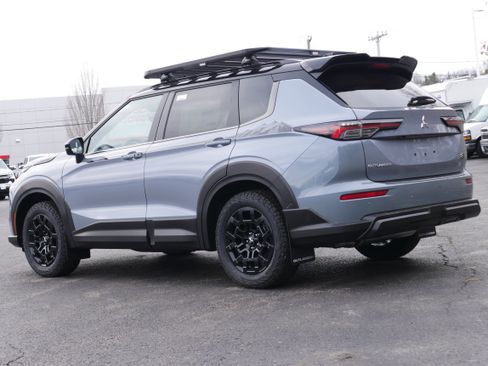 Used 2025 Mitsubishi Outlander AWD image 4