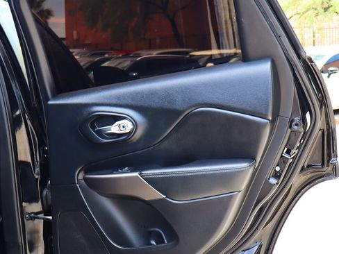Used 2019 Jeep Cherokee Latitude w/ Popular Appearance Group FWD image 26