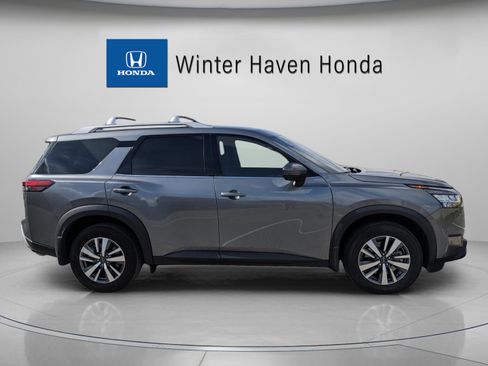 Used 2024 Nissan Pathfinder SL w/ Black Appearance Package image 9