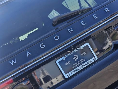 Used 2023 Jeep Wagoneer L Series III w/ Preferred Equipment Group AWD/4WD image 7