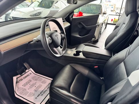 Used 2020 Tesla Model Y Long Range image 9