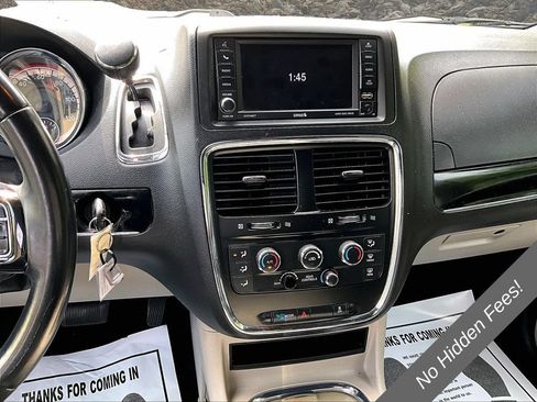 Used 2019 Dodge Grand Caravan SXT FWD image 6